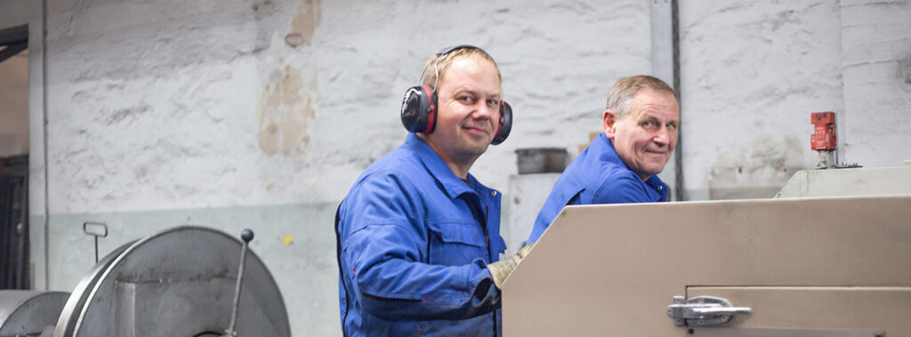 Arbeiter an der Maschine